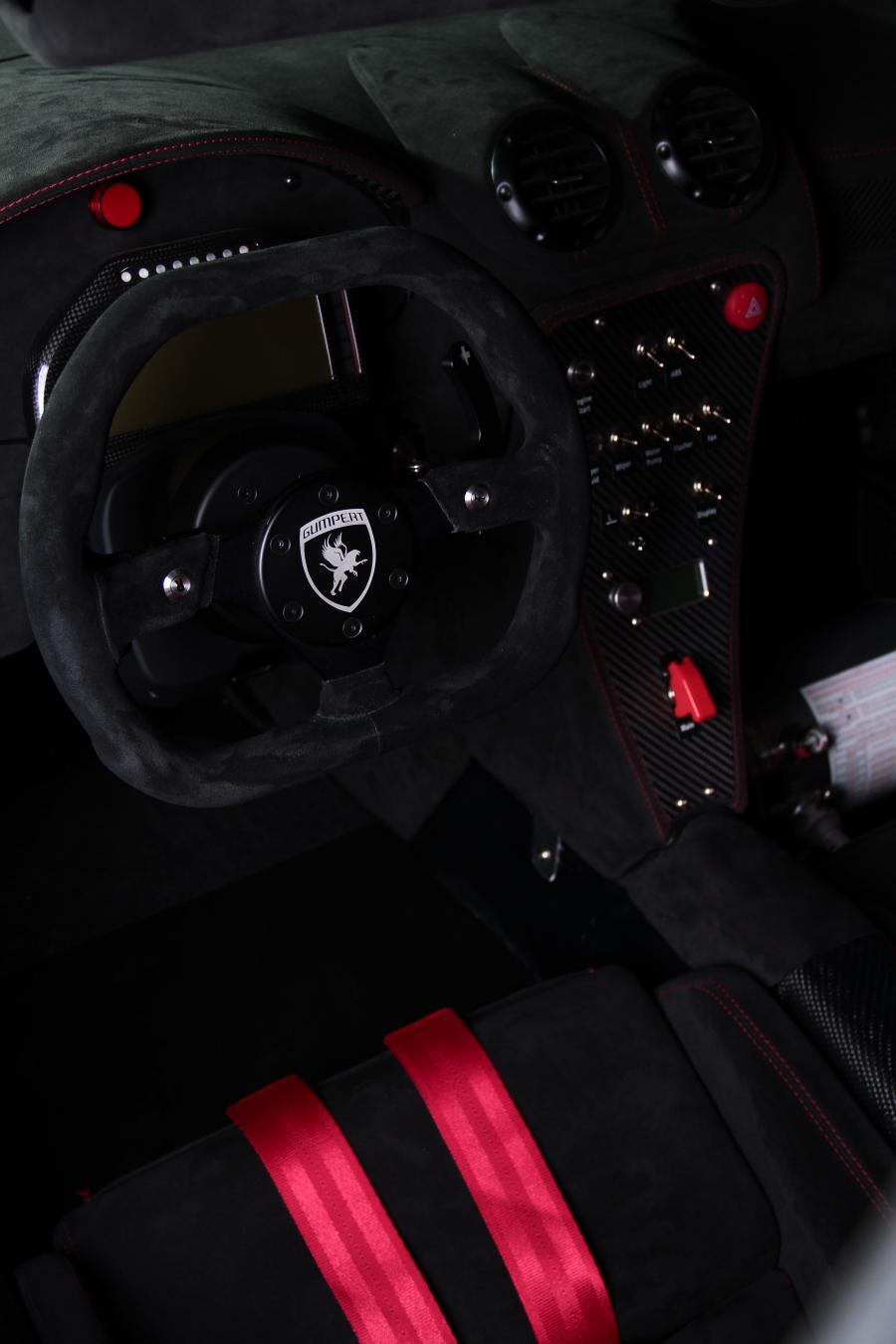 Интерьер Gumpert Apollo R 2012 года  (фото 2 из 8)